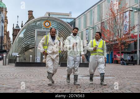 Glasgow, Schottland, Großbritannien. Oktober 2020. Wetter in Großbritannien. Drei Bauarbeiter auf einer Kaffeepause am St. Enoch Platz. Kredit: Skully/Alamy Live Nachrichten Stockfoto