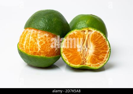 Frische Mandarinenfrucht oder Mandarinen auf weißem Hintergrund Stockfoto