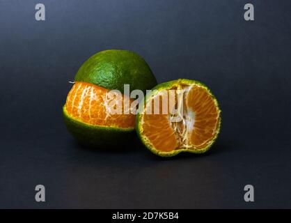 Frische Mandarinen Orangen Früchte oder Mandarinen auf dunklem Hintergrund Stockfoto