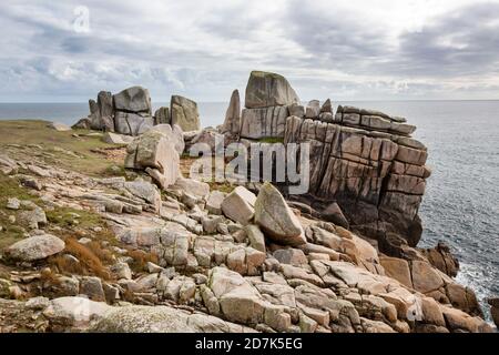 Verwitterte Granitfelsen auf den Inseln Peninnis Head, St Mary’s und Scilly Isles. Stockfoto