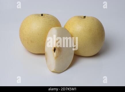 Isoliert zweieinhalb gelbe Birnenfrüchte auf weiß Hintergrund Stockfoto