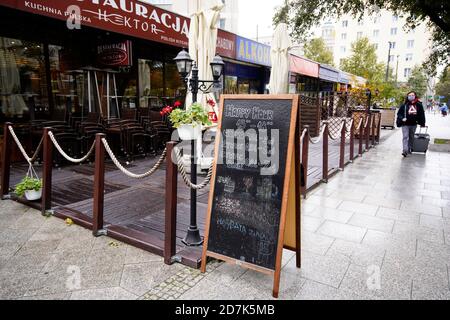 Warschau, Pl. Oktober 2020. Ein Restaurant wirbt mit Happy Hour im Zentrum von Warschau, Polen am 23. Oktober 2020. Die polnische Regierung hat angekündigt, dass ab Samstag neue Beschränkungen gelten werden, nachdem die neuen Fälle von Coronavirus in aufeinanderfolgenden Tagen stark angestiegen sind. Restaurants und Restaurants können nur für die kommenden zwei Wochen Bestellungen zum Mitnehmen anbieten, und Grundschulen werden auf Fernunterricht umstellen. (Foto von Jaap Arriens/Sipa USA) Quelle: SIPA USA/Alamy Live News Stockfoto