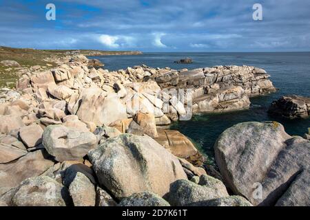 Verwitterte Granitfelsen auf den Inseln Peninnis Head, St Mary’s und Scilly Isles. Stockfoto