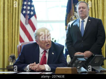 Washington, Usa. Oktober 2020. US-Präsident Donald Trump spricht am Freitag, den 23. Oktober 2020, im Weißen Haus in Washington, DC, bei einer Telefonkonferenz mit Führern Israels und des Sudan sowie mit Medienvertretern über ein Sudan-Israel-Friedensabkommen. Präsident Trump kündigte an, dass Israel und Sudan beginnen werden, die Beziehungen zu normalisieren. Foto von Leigh Vogel/UPI Credit: UPI/Alamy Live News Stockfoto