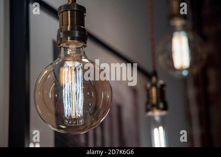 Girlande von edison Lampen auf einem hölzernen Hintergrund Stockfoto