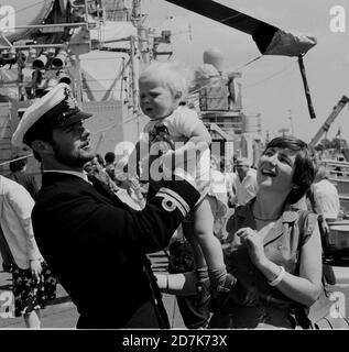 DIE BESATZUNG DER HMS ANTRIM WIRD MIT IHREN FAMILIEN WIEDER VEREINT AUF DEN SCHIFFEN KEHREN SIE VON DEN FALKLANDS 1982 NACH PORTSMOUTH ZURÜCK Stockfoto