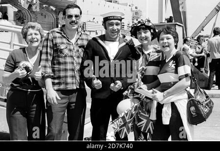 GLÜCKLICHE FAMILIEN ALS CREW VON HMS ANTRIM SIND WIEDER VEREINT MIT IHREN FAMILIEN AUF DEN SCHIFFEN ZURÜCK NACH PORTSMOUTH DIE FALKLANDS 1982 Stockfoto