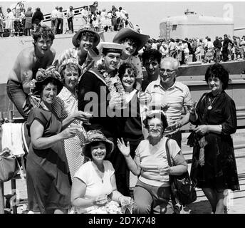 DIE BESATZUNG DER HMS ANTRIM WIRD MIT IHREN FAMILIEN WIEDER VEREINT AUF DEN SCHIFFEN KEHREN SIE VON DEN FALKLANDS 1982 NACH PORTSMOUTH ZURÜCK Stockfoto