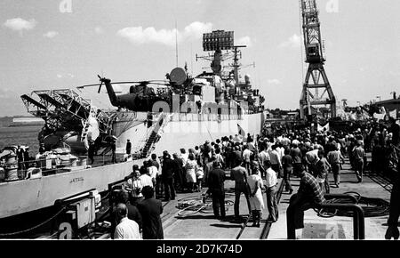 GLÜCKLICHE FAMILIEN ALS CREW VON HMS ANTRIM SIND WIEDER VEREINT MIT IHREN FAMILIEN AUF DEN SCHIFFEN ZURÜCK NACH PORTSMOUTH DIE FALKLANDS 1982 Stockfoto