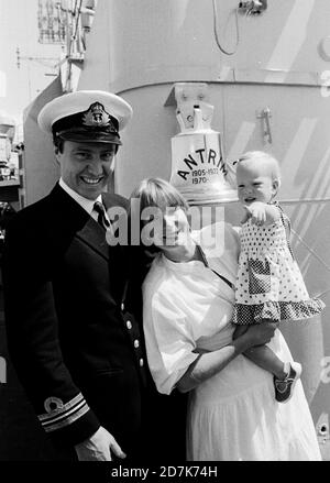 GLÜCKLICHE FAMILIEN ALS CREW VON HMS ANTRIM SIND WIEDER VEREINT MIT IHREN FAMILIEN AUF DEN SCHIFFEN ZURÜCK NACH PORTSMOUTH DIE FALKLANDS 1982 Stockfoto