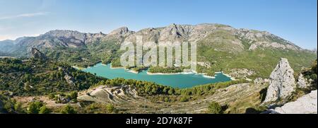 Panorama des Stausees von Guadalest von Alicante, Spanien Stockfoto