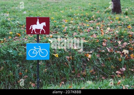 Straßenschild Verkehr auf Pferd und Fahrrad Transport Vorsicht Symbol