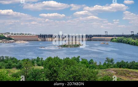 Saporoschje, Ukraine 07.20.2020. Panoramablick auf das Wasserkraftwerk Dnjepr von der Insel Chortyzya in Saporozhye, Ukraine, auf einer Sonne Stockfoto