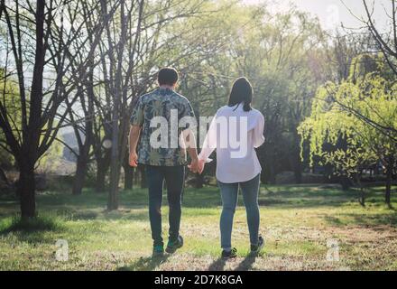 Paar gehen Hand in Hand im Park Stockfoto