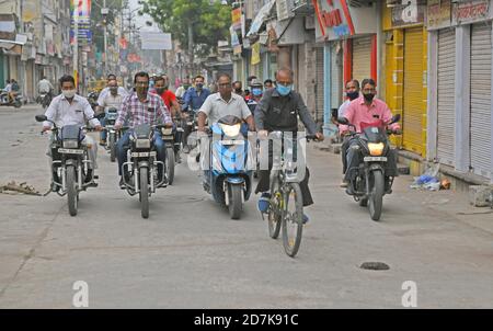 Beawar, Indien. Oktober 2020. Die Menschen fahren Fahrrad und Fahrzeuge, wie sie ankommen, nimmt an einer Kundgebung über Coronavirus Pandemie in Beawar. (Foto von Sumit Saraswat/Pacific Press) Quelle: Pacific Press Media Production Corp./Alamy Live News Stockfoto