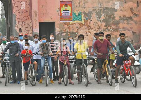 Beawar, Indien. Oktober 2020. Die Menschen fahren Fahrrad und Fahrzeuge, wie sie ankommen, nimmt an einer Kundgebung über Coronavirus Pandemie in Beawar. (Foto von Sumit Saraswat/Pacific Press) Quelle: Pacific Press Media Production Corp./Alamy Live News Stockfoto