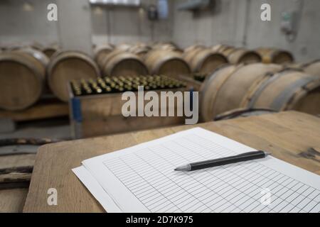 Konzentrieren Sie sich auf ein Winzerbüro, berühmten Weinkeller in Frankreich Stockfoto