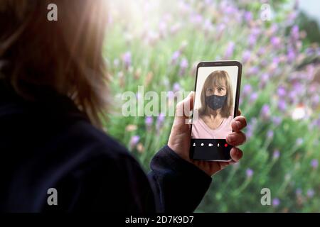 Zwei Frauen, die sich über einen Videoanruf auf einem Smartphone unterhalten. Ältere Frau mit einem Video-Chat mit einer anderen Frau auf dem Handy. Videoanrufe Stockfoto