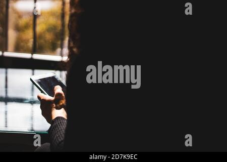 Frau Hände tippen auf dem Handy Stockfoto