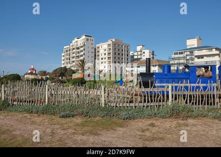 Ein blauer Choo-Kinderzug fährt am Blue Train Park auf dem Spielplatz von Mouille Point in Green Point, Kapstadt, Südafrika, vorbei. Stockfoto