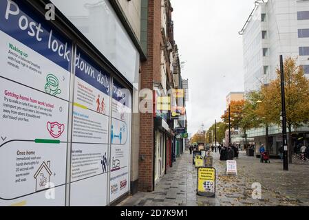 Slough, Großbritannien. Oktober 2020. Slough Borough Council COVID-19 öffentliche Informationsanzeigen. Die Regierung hat angekündigt, dass Slough seinen COVID-Alarmstatus von Stufe 1 mittlere Warnung auf Stufe 2 hohe Warnung mit Wirkung von 00:01 Uhr am Samstag, dem 24. Oktober ändern wird, nachdem die COVID-19-Fälle anstiegen, was zu einer Infektionsrate von 153 Fällen pro 100,000 führt. Kredit: Mark Kerrison/Alamy Live Nachrichten Stockfoto