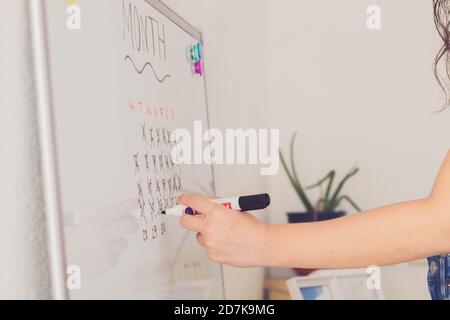 Hand Frau schreiben auf einem weißen Brett Planung der Aufgaben Stockfoto