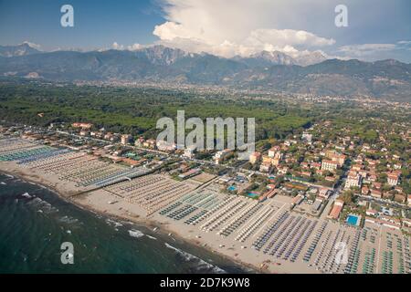 Luftaufnahme des Strandes in Marina di Pietrasanta, Toskana Stockfoto