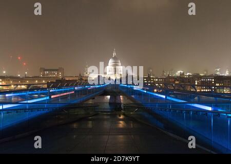 St. Paul's bei Nacht von der Millennium Bridge auf der Südseite der Themse. Keine Personen.