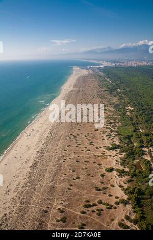 Luftaufnahme des Strandes von Lecciona in Viareggio, Torre del Lago, Toskana Stockfoto