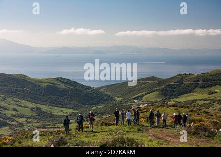 Der Mirador del Estrecho ist ein malerischer Blick über die Straße von Gibraltar und liegt innerhalb der Stadtgrenzen von Tarifa, Spanien. Stockfoto