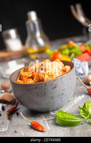 Gebratenes Huhn mit Vegetabke und Sauce in einer Schüssel Stockfoto