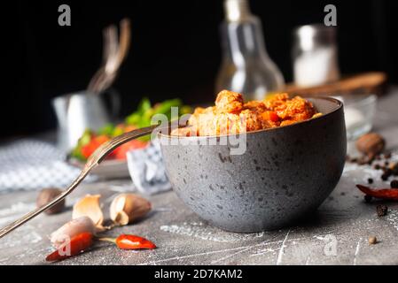 Gebratenes Huhn mit Vegetabke und Sauce in einer Schüssel Stockfoto