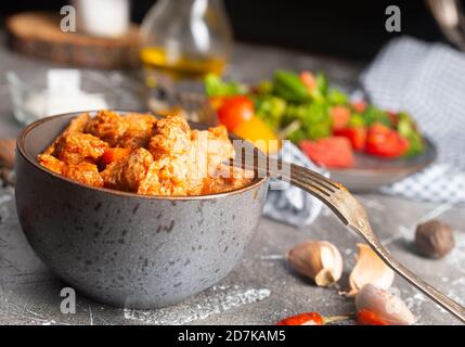 Gebratenes Huhn mit Vegetabke und Sauce in einer Schüssel Stockfoto