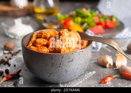 Gebratenes Huhn mit Vegetabke und Sauce in einer Schüssel Stockfoto