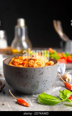 Gebratenes Huhn mit Vegetabke und Sauce in einer Schüssel Stockfoto