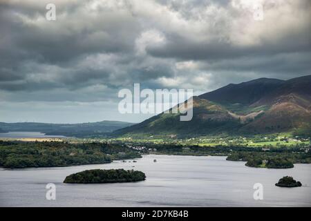 Atemberaubendes Landschaftsbild vom Surprise View-Aussichtspunkt Im Lake District mit Blick auf Derwentwater mit Skiddaw und Grisedale Pike i. Stockfoto