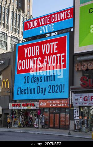 Helle Plakatwand, die US-Bürger daran erinnert, bei den Präsidentschaftswahlen 2020 zu wählen. 7th Avenue, New York City. Stockfoto