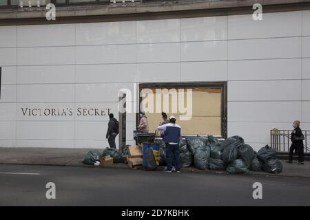 Müll wartet auf Abholung vor einem verschümmerten Victoria's Secret Store in Midtown Manhattan, einem Opfer der Covid-19 Pandemie. Stockfoto