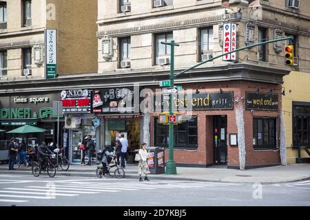 Unternehmen entlang der 8th Avenue in der West 49th Street in Manhattan, New York City. Stockfoto