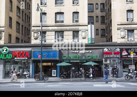 Unternehmen entlang der 8th Avenue in der West 49th Street in Manhattan, New York City. Stockfoto