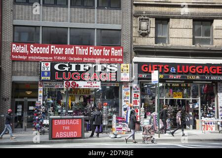 Unternehmen entlang der 8th Avenue in der West 49th Street in Manhattan, New York City. Stockfoto
