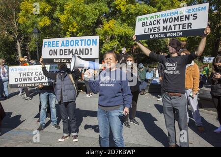 Männer marschieren mit Frauen in vielen Städten auf der ganzen Welt bei einem innerstaatlichen Frauenmarsch am 17. Oktober 2020, der sich für die Rechte von Frauen sowie für alle Formen von Ungerechtigkeit auf der ganzen Welt einsetzt. (New York City) Stockfoto
