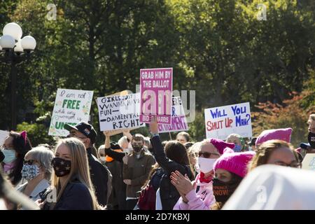 Männer marschieren mit Frauen in vielen Städten auf der ganzen Welt bei einem innerstaatlichen Frauenmarsch am 17. Oktober 2020, der sich für die Rechte von Frauen sowie für alle Formen von Ungerechtigkeit auf der ganzen Welt einsetzt. (New York City) Stockfoto