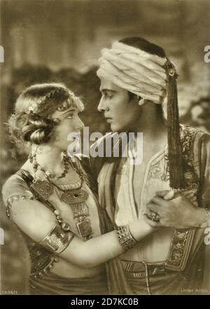 Alte Postkarte. Rudolph Valentino und Vilma Banky im Film „der Scheich“ (1921). Restauriert von Montana Fotograf. Stockfoto