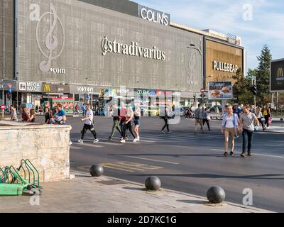 Bukarest/Rumänien - 10.02.2020: Menschen überqueren die Straße vor dem Unirea Einkaufszentrum in Bukarest. Stockfoto