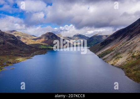 Atemberaubende hohe Sicht von fliegenden Drohnen über Lake District Landschaft im Spätsommer, in wast Wasser Tal mit Blick auf die Berge Stockfoto