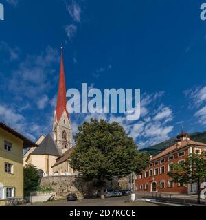 Die Kirche Santa Maria Assunta und das Rathaus von Schlanders, Vinschgau, Südtirol, Italien, an einem sonnigen Tag Stockfoto