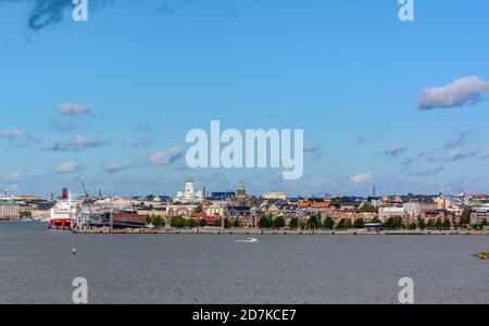 Stadtbild von Helsinki aus dem Wasser Stockfoto