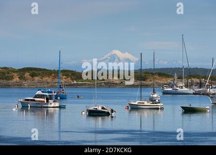 Blick Auf Vancouver Island Mount Baker. Blick über Oak Bay auf Vancouver Island mit Mount Baker im Hintergrund. Stockfoto