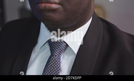 Stilvoller afrikanischer Mann in einem Anzug Nahaufnahme. Hochwertige Fotos Stockfoto